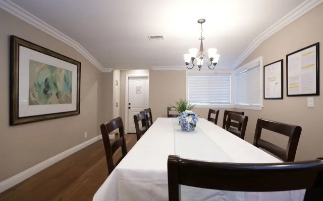 Upscale 6 Bed, 5 Ba, New Pool W/jacuzzi, 1/2 Mile Walk to Disney