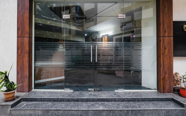Fabhotel Royal Suites I