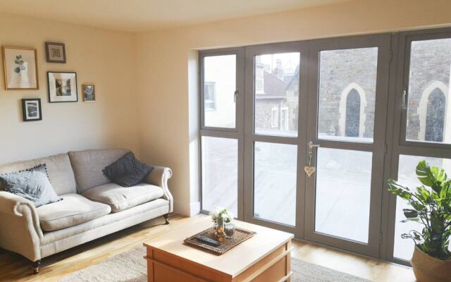 Stylish 1 Bedroom Apartment Near Clifton Triangle