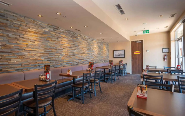 Stage West All-Suite Hotel & Theatre Restaurant