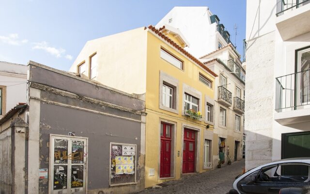 ALTIDO Charming 2BR Apt w/ workspace at the heart of Alfama