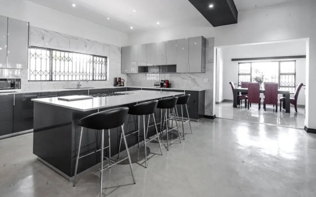 Private Modern 10 bdrm Home tucked away in Sandton