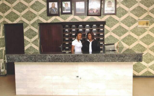 Naptin Executive Hotel And Suites
