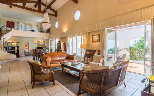 Spacious Villa in La Gaude With Swimming Pool