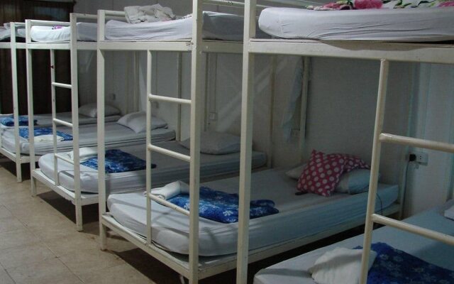 Lucky House Dorm & Private Rooms