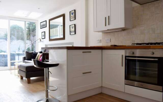 Stylish And Bright 2 Bedroom Flat With Garden