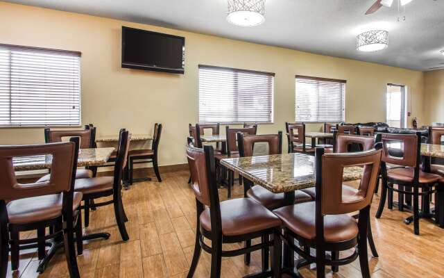 Quality Inn Dubuque on Hwy 20