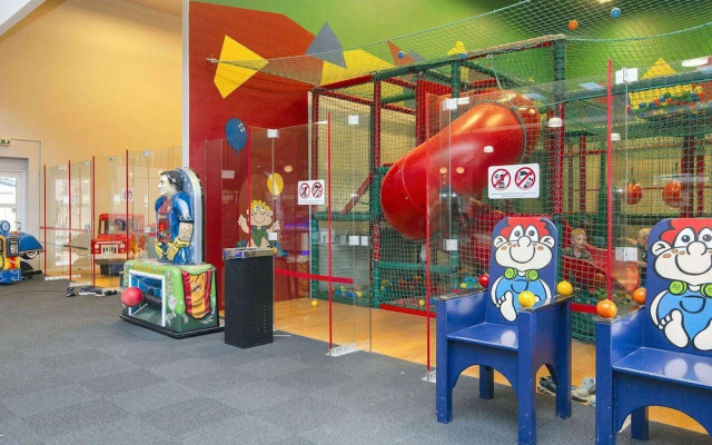 10 Person Holiday Home on a Holiday Park