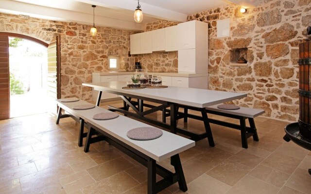 Amazing Home in Bol With 5 Bedrooms, Jacuzzi and Wifi