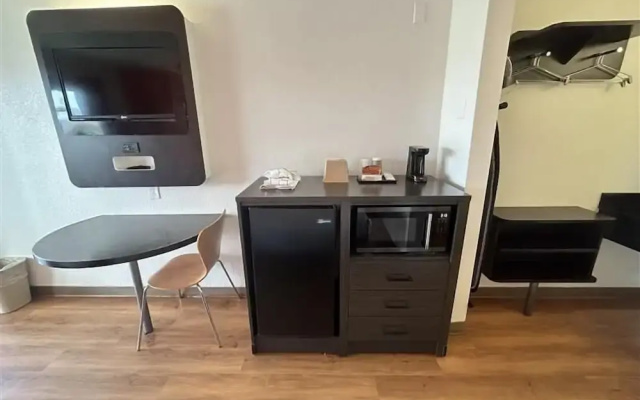 Studio 6 Suites - Riverside, Ca