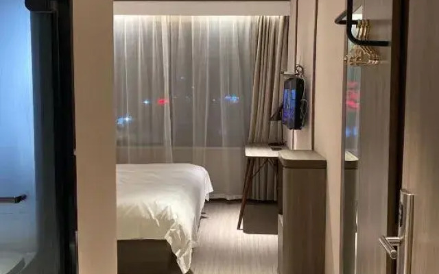 Quanqi Qingju Hotel (Danyang Railway Station Glasses City)
