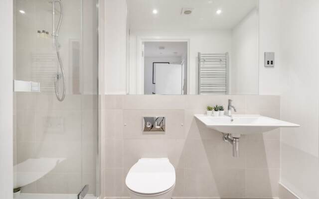 Modern 1BR with Balcony by Soho