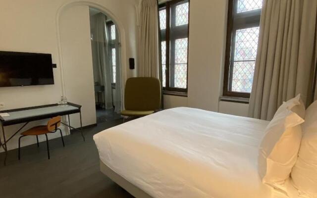 The Fourth - Tafelrond