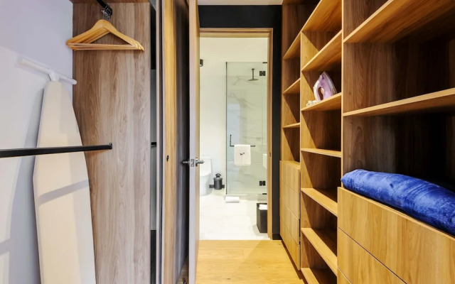 w Deluxe 1BR With Elegant Balcony in Roma Nte