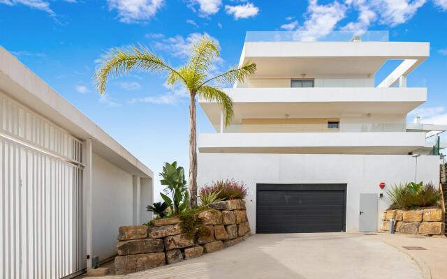 Roli in Estepona with 2 bedrooms and 2 bathrooms