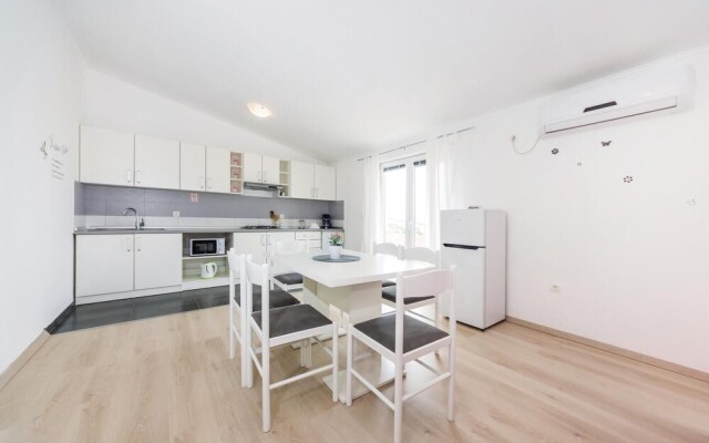 Beautiful Apartment in Maslenica With 3 Bedrooms and Wifi