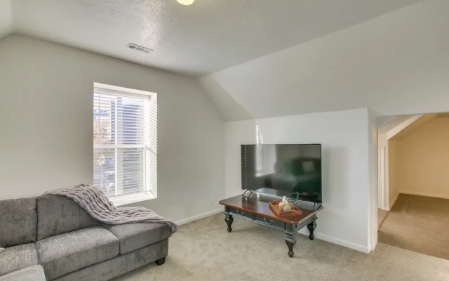 1 Block to Town! Convenient Logan Apartment