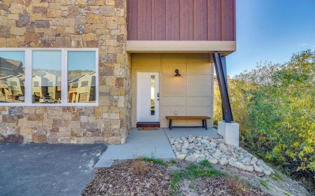 Ski-in/ski-out Granby Townhouse w/ Private Hot Tub