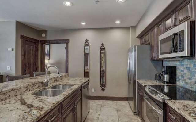 Crystal Peak Lodge 2 Bedroom Ski in, Ski out Slopeside Condo at the Base of Peak 7