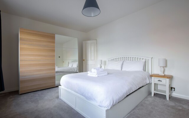 Contemporary Home in Friendly Easton - Free Parking