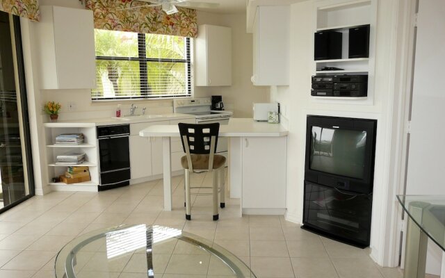 Unique Waterfront Home With Pool, spa and Guesthouse