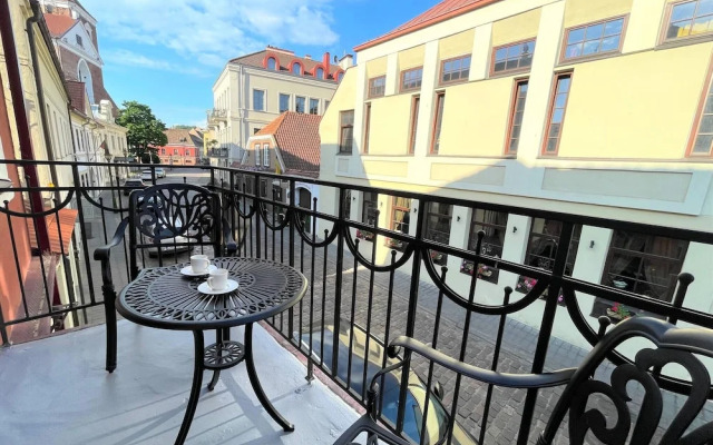 Picturesque Old Town Apartment With Balcony