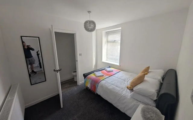Stadium View 5-bed Retreat + Parking