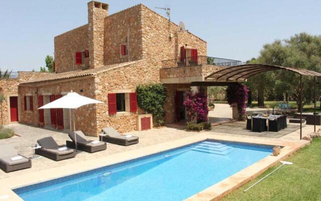 Lovely 4-Bed House close to Campos and beaches