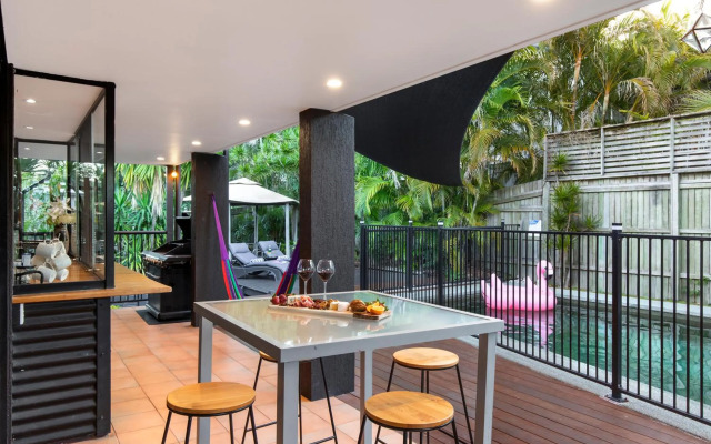 Cool Noosa Home. Central location. A/C. Gym. WIFI. Netflix