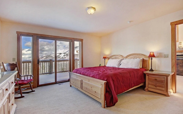 Stunning Mountain Getaway! Sleeps 10!