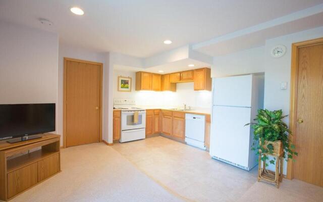 Quiet River *30 Day Minimum 4 Bedroom Townhouse by RedAwning