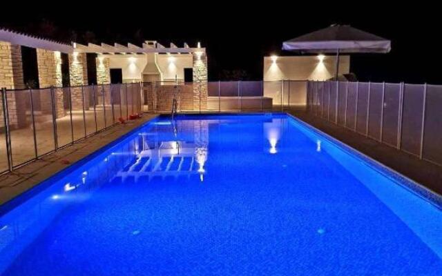 Holiday 6 Bedroom Luxury Villa