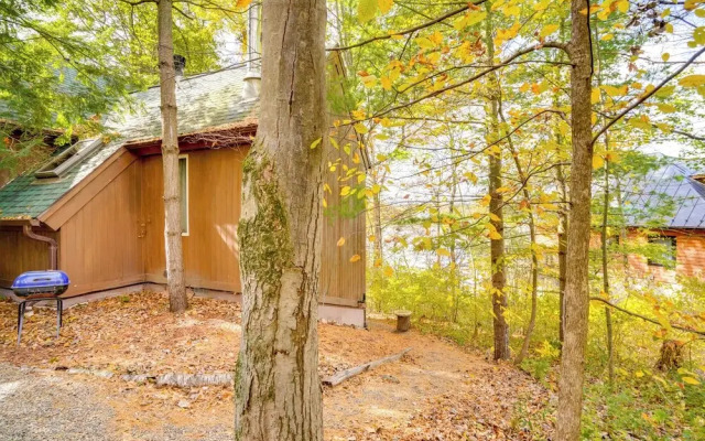 Stunning Lake & Mtn Views: Cozy Catskills Cabin!