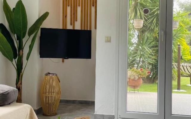 Eden apartment Paliouri with Frontyard private garden