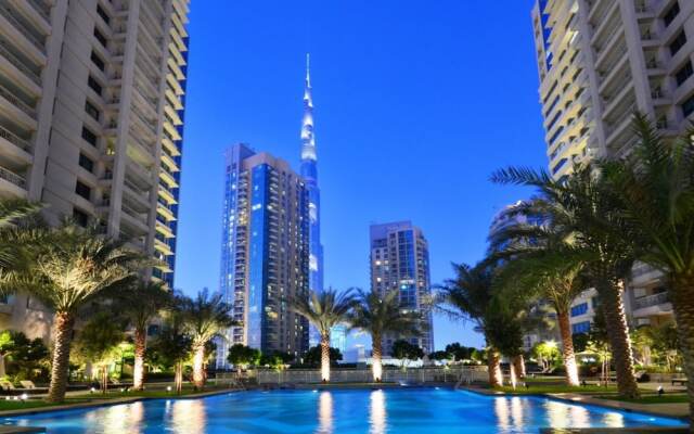 Maison Privee - Radiant Urban Retreat with Iconic Burj Khalifa Vws