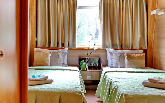 Compass River City Boatel