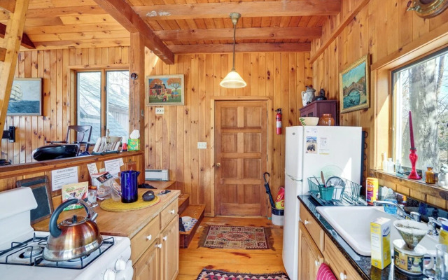 Stunning Lake & Mtn Views: Cozy Catskills Cabin!