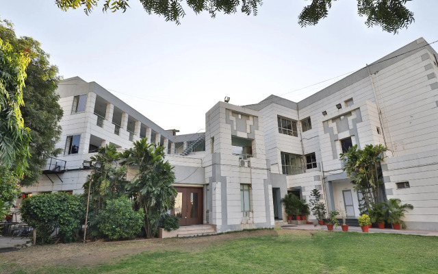 OYO 5054 Sun-N-Step Club