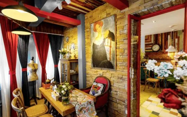 lake light Homestay