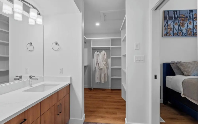 Luxurious Large 3 Bedroom Loft Saskatchewan Drive