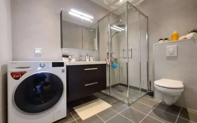 Bright And Modern - 2-bedroom, Central, Free Parking