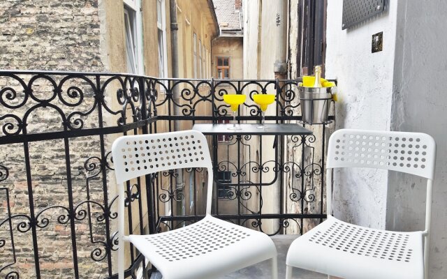 Bright Side Apartment