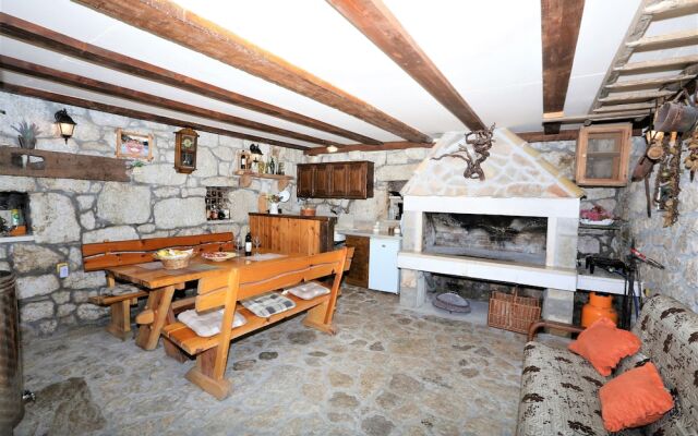 Holiday house in stone with heated pool