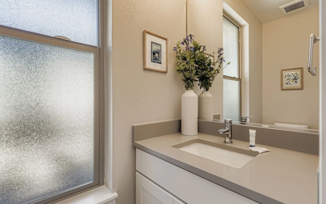 Lazy Rocky Retreat 2 Bedroom Home