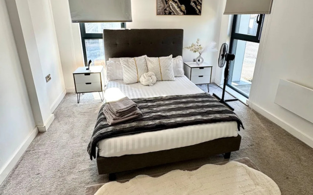 Stylish 2-bed Apt-private Parking-10mins to Centre
