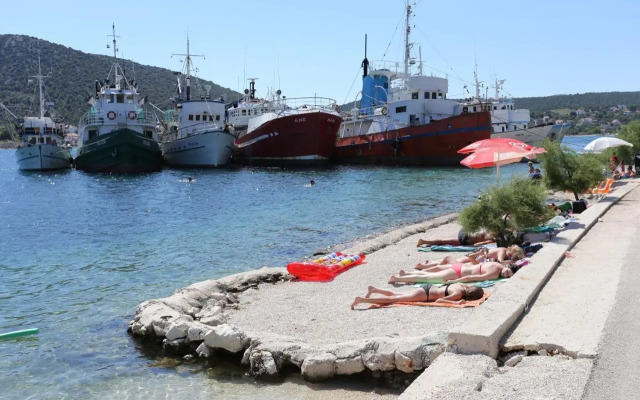 Apartments by the sea Vinisce, Trogir - 10241