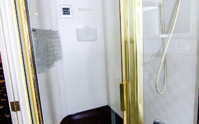 Ocean Romance Dockside B and B Yacht Hotel