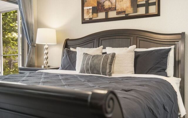 Tranquil Pondview Retreat - Balcony