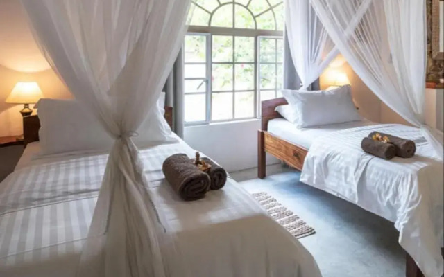 Mobola Lodge