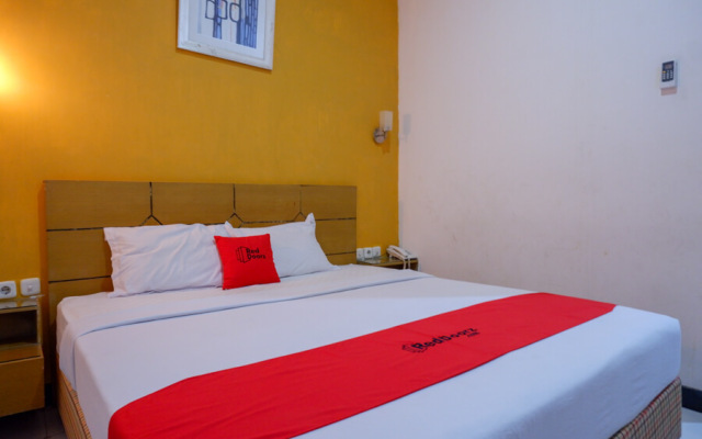 RedDoorz near Monumen Habibi Ainun